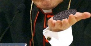 El Cardenal Rouco ofreciendo uno de los nuevos sabores.