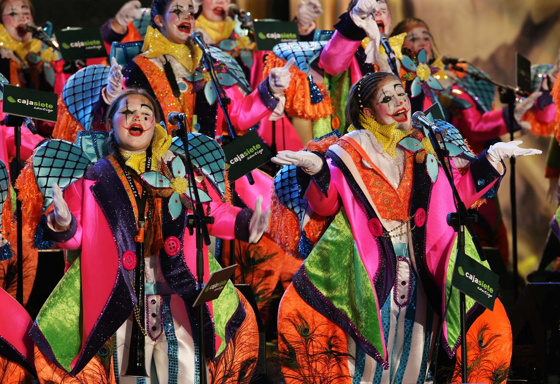 La murga infantil "Los desinquietos" durante un concurso carnavalero.