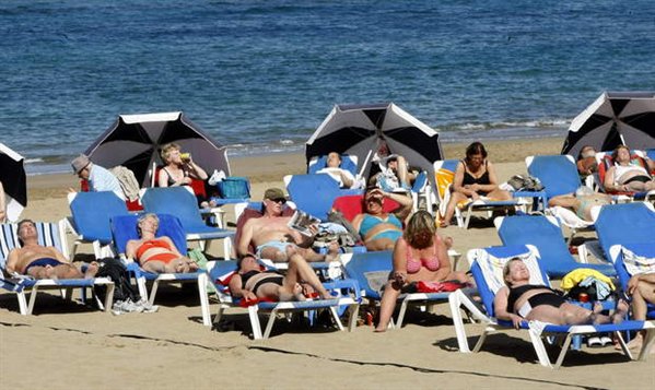 Turistas disfrutando del sol en una de las playas de la isla