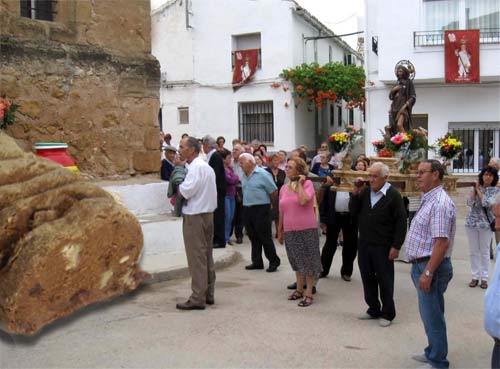 pelota-de-gofio La procesión hizo un alto en el camino para observar los restos de la pelota de gofio.