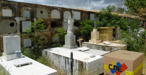 Un colegio electoral habilitado en el cementerio de Petare, un populoso distrito de Caracas