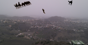 Una caravana y algunos beduinos y animales aislados a su paso por los aires enarenados de Gran Canaria