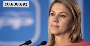 La secretaria general del PP presenta la fatídica cifra de votantes mediante una avanzada holografía