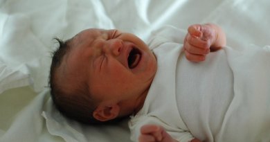 Bebé recién nacido llora.