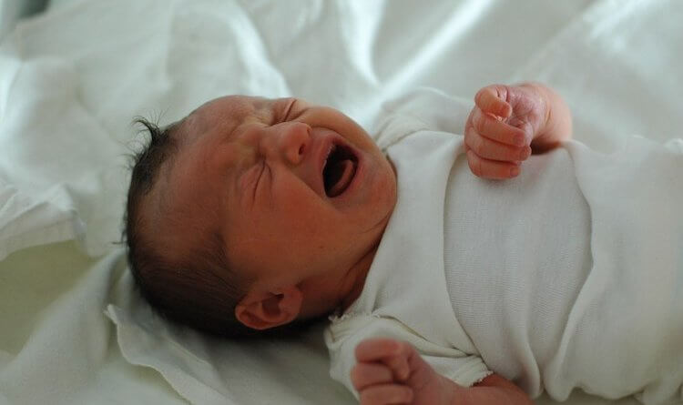 Bebé recién nacido llora.
