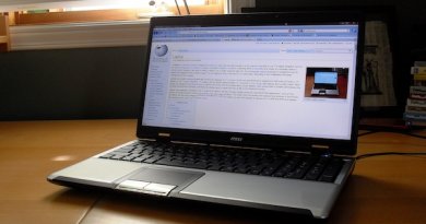 Ordenador portátil con la Wikipedia cargada